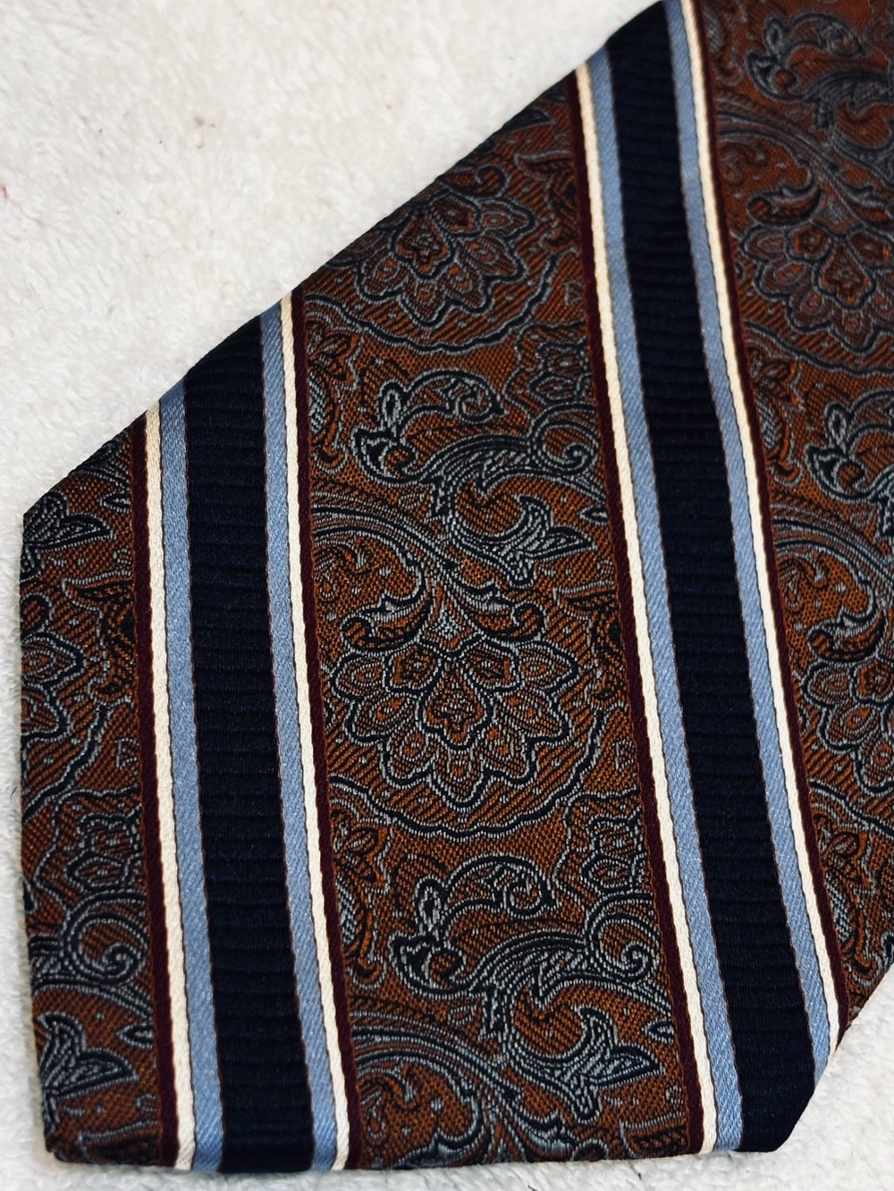 Brand New Stylish Tie By JoS A. Bank (Signature Gold)